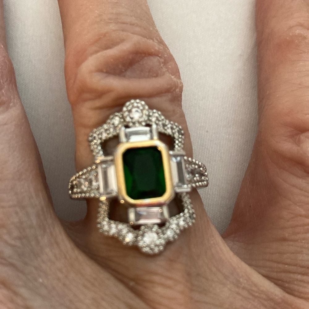 RING ss w/rect. green stone w/4 rect. clear stones & 17 rd. stone sz. 7 $55 - Picture 5 of 8